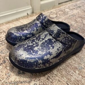 OOFOS Blue/Silver Clogs